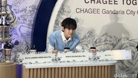 Pembukaan gerai Chagee Indonesia di Gandaria City Mall, dimeriahkan dengan acara meet and greet dengan Chenle. Selain menyapa penggemar, artis kelahiran tahun 2001 ini juga sempat bermain games menebak rasa dan nama 3 varian milk tea berbeda.  Foto: Detikcom / Atiqa Rana