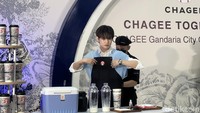 Varian milk tea favoritnya berupa Chagee BOYA Jasmine Green Milk Tea. Menurutnya varian ini klasik tetapi rasanya sangat nikmat. Foto: Detikcom / Atiqa Rana