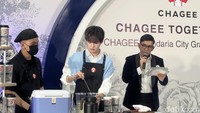 Dengan bantuan barista Chagee Indonesia, anggota NCT asal China ini lalu lanjut mengaduk perpaduan teh dan bahan lainnya hingga tercampur merata. Foto: Detikcom / Atiqa Rana