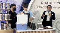 Kemudian Chenle melanjutkannya dengan menambah es batu. Barulah minuman  tersebut disajikan di dalam gelas Chagee bermotif khas sebelum diberikan ke penggemar. Foto: Detikcom / Atiqa Rana