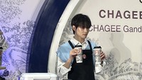 Begini potret ketika Chenle, anggota boygroup NCT Dream saat berpose dengan kedua gelas Chagee hasil racikannya. Foto: Detikcom / Atiqa Rana