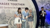Dua orang penggemar beruntung terpilih.  Chenle lantas memberikan milk tea nya secara langsung kepada penggemar. Seru ya? Foto: Detikcom / Atiqa Rana
