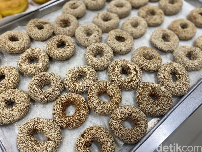 Ci Mehong jualan donat pisang dan labu