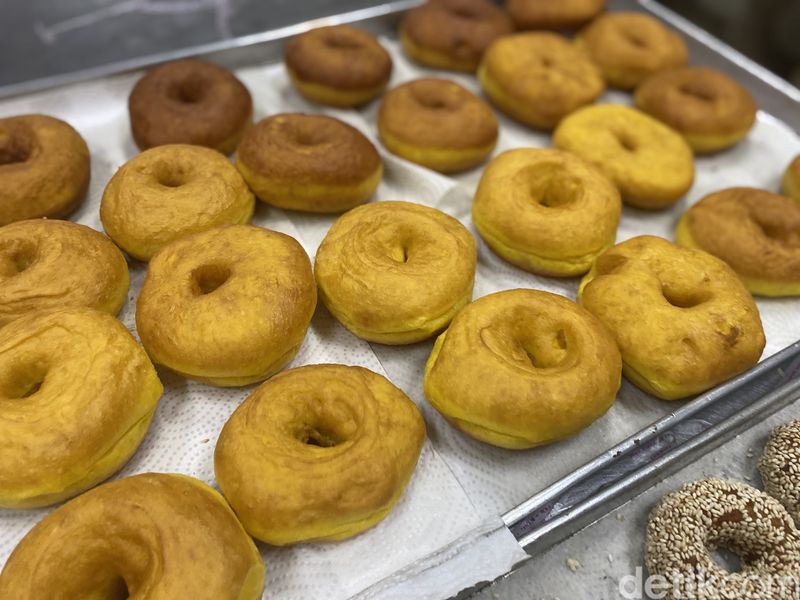 Ci Mehong jualan donat pisang dan labu