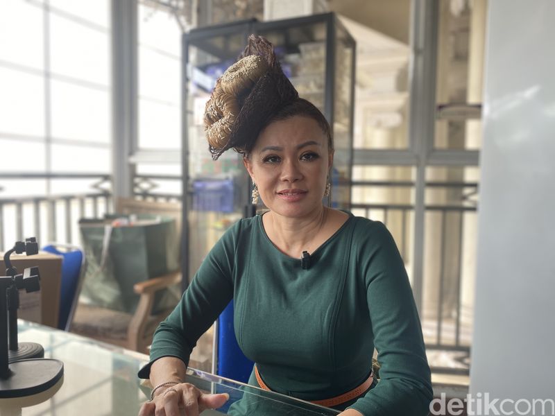 Ci Mehong jualan donat pisang dan labu