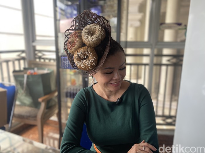 Ci Mehong jualan donat pisang dan labu