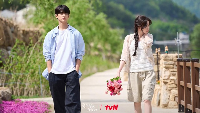 Cuplikan pertemuan Kim Min Kyu dan Choi Yun Ji di pedesaan pada drama Love, Take Two. (dok. @tvn_drama).