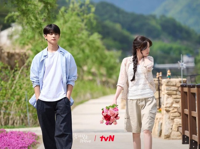 Cuplikan pertemuan Kim Min Kyu dan Choi Yun Ji di pedesaan pada drama Love, Take Two. (dok. @tvn_drama).