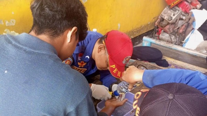 Damkar Ciamis. Petugas Damkar Ciamis membantu mengevakuasi cincin yang nyangkut di jari warga.