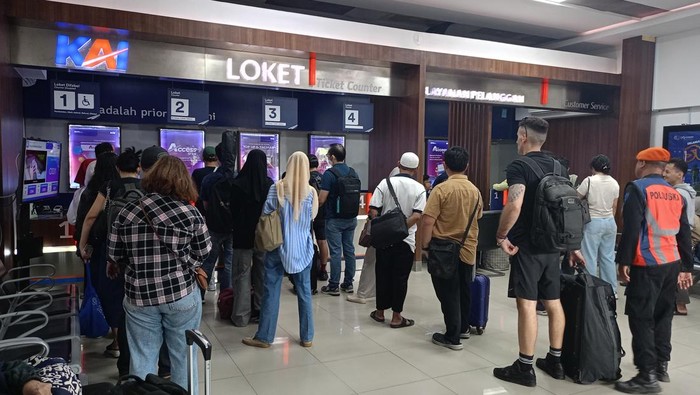 Suasana pengembalian tiket karena pembatalan keberangkata KA tujuan Jakarta dari Surabaya