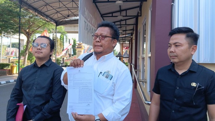 Ditipu ratusan juta oleh rekan sesama PNS, KA (45) di Palembang lapor polisi.