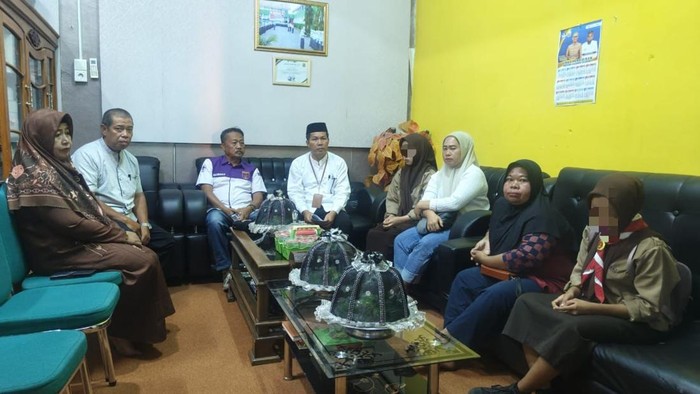 Dua siswi SMK Negeri 1 Gowa saat dipanggil usai viral video acungkan jari tengah ke guru.