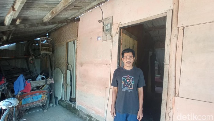 Emen (56), seorang warga di Kelurahan Kesenden saat berada di rumahnya