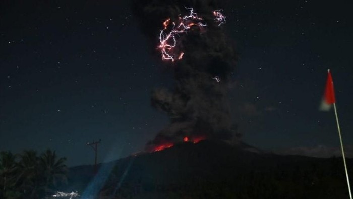 Erupsi Gunung Lewotobi-laki di Flores Timur, disertai petir, Jumat (1/8/2025) malam.
