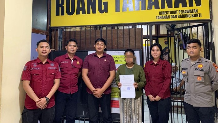 Wanita berinisial SSA (24) di Kota Gorontalo, ditangkap gegara mencuri tas dan handphone (HP) anggota polisi.