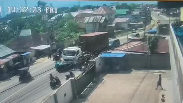 Sebuah truk kontainer menabrak becak motor (bentor) di Kota Gorontalo, Provinsi Gorontalo.