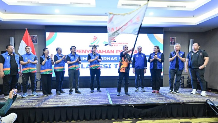 Gubernur Sulteng Anwar Hafid saat menerima bendera pataka Komite Olahraga Masyarakat Indonesia (KORMI) di Mataram, NTB. Dokumen Istimewa