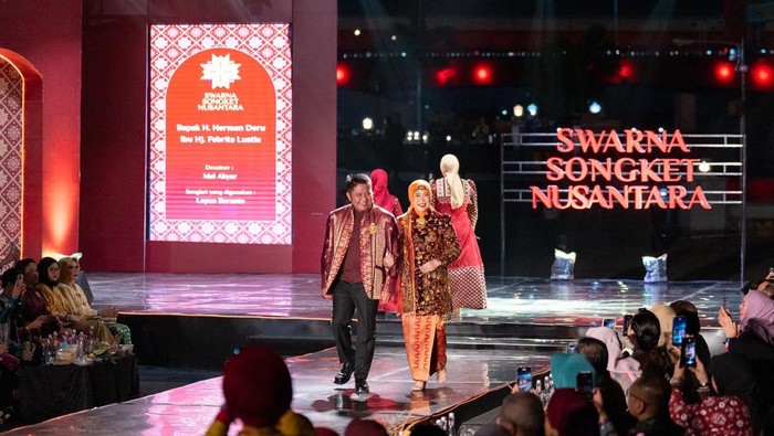 Gubernur Sumsel Herman Deru dan Feby Deru tampil di Swarna Songket Nusantara 2025