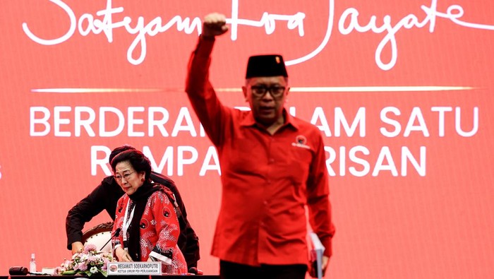 Ketua Umum DPP PDI Perjuangan (PDIP) Megawati Soekarnoputri (kiri) menangis seusai menyambut kehadiran Sekretaris Jenderal PDIP periode 2019-2025 Hasto Kristiyanto (kanan) jelang penutupan Kongres ke-6 PDI Perjuangan di Bali Nusa Dua Convention Center (BNDCC), Nusa Dua, Badung, Bali, Sabtu (2/8/2025). Hasto Kristiyanto hadir saat penutupan Kongres ke-6 PDI Perjuangan setelah dibebaskan usai mendapatkan amnesti dari Presiden Prabowo Subianto yang disetujui oleh DPR pada Kamis (31/7). ANTARA FOTO/Monang Sinaga