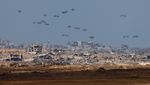 Hujan Bantuan Kemanusiaan di Langit Gaza