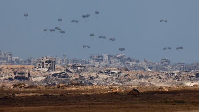 ‘Hujan’ Bantuan Kemanusiaan di Langit Gaza Humanitarian aid packages are airdropped over the Gaza Strip, as seen from Israel, August 1, 2025. REUTERS/Amir Cohen