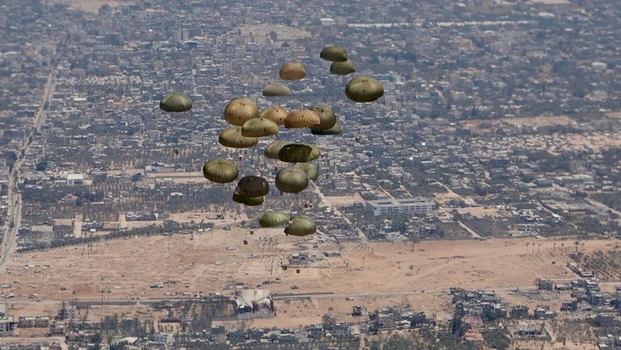 βHujanβ Bantuan Kemanusiaan di Langit Gaza Humanitarian aid is dropped over the Gaza Strip from a Spanish aircraft, August 1, 2025, in this screengrab from video. Spanish Defence Ministry/Handout via REUTERS THIS IMAGE HAS BEEN SUPPLIED BY A THIRD PARTY TPX IMAGES OF THE DAY
