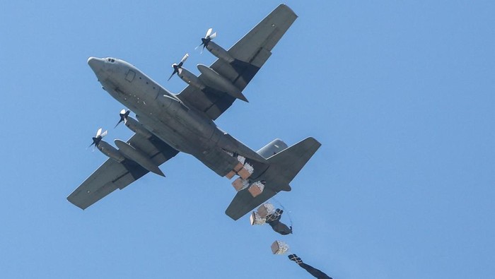 An airplane drops humanitarian aid over Gaza, as seen from the central Gaza Strip, July 31, 2025. REUTERS/Hatem Khaled