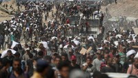 Warga Gaza berkerumun dan berebut makanan dari bantuan udara. Hal ini menyoroti betapa parahnya krisis kemanusiaan di wilayah yang terkepung tersebut. Foto: REUTERS/Mahmoud Issa