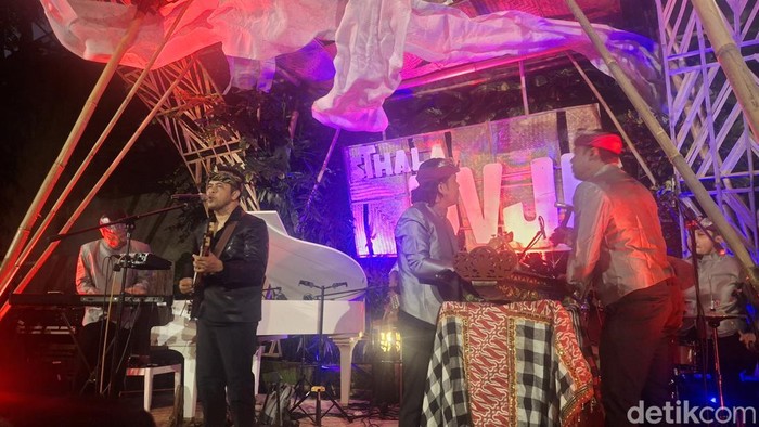 I Wayan Balawan menyuguhkan perpaduan jazz dan gamelan Bali pada Ubud Village Jazz Festival 2025 di Sthala, a Tribute Portfolio Hotel, Ubud, Sabtu (2/8/2025). (Foto: Fabiola Dianira/detikBali)
