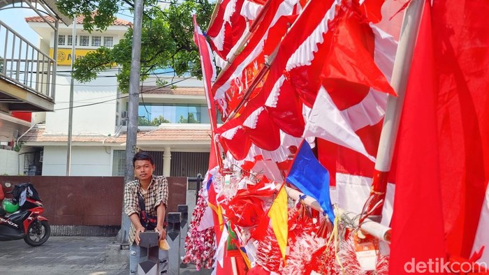 Jelang peringatan Hari Ulang Tahun Republik Indonesia (HUT) ke-80 RI, pedagang bendera mulai menghiasi sudut-sudut jalan di Matraman, Jakarta Timur. (Taufiq/detikcom).