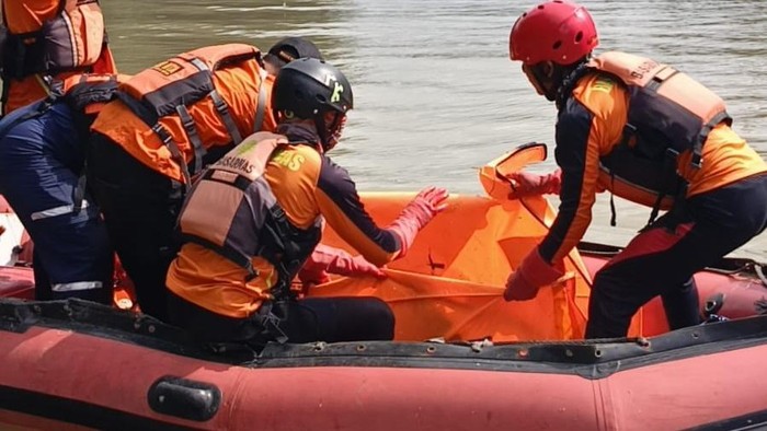 Jenazah warga Desa Wateskroyo yang dilaporkan hilang saat mencari rumput ditemukan di sungai, 2,5 km dari lokasi dia mencari rumput.
