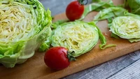 Crisphead Lettuce serupa kol putih atau kubis yang populer di Indonesia. Teksturnya terkenal renyah. Bisa dijadikan isian salad hingga topping burger. Foto: Hello Fresh