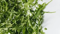 Arugula juga populer disajikan di restoran mewah. Rasanya khas pedas seperti lada (peppery), tapi menyegarkan. Kehadirannya di dalam semangkuk salad memberikan tendangan rasa kuat yang nikmat. Foto: Hello Fresh