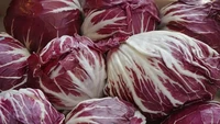 Radicchio bukanlah selada, melainkan jenis keluarga chicory. Rasanya pahit, renyah, dan berwarna ungu tua cerah dengan urat putih. Biasanya ditambahkan ke dalam semangkuk salad hijau sebagai pemberi rasa dan tekstur kontras. Foto: Hello Fresh