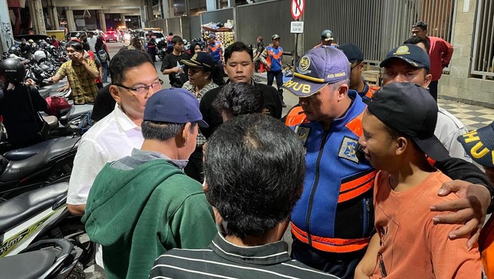 Empat jukir ilegal di Jalan Tunjungan Surabaya diamankan petugas Dishub setempat