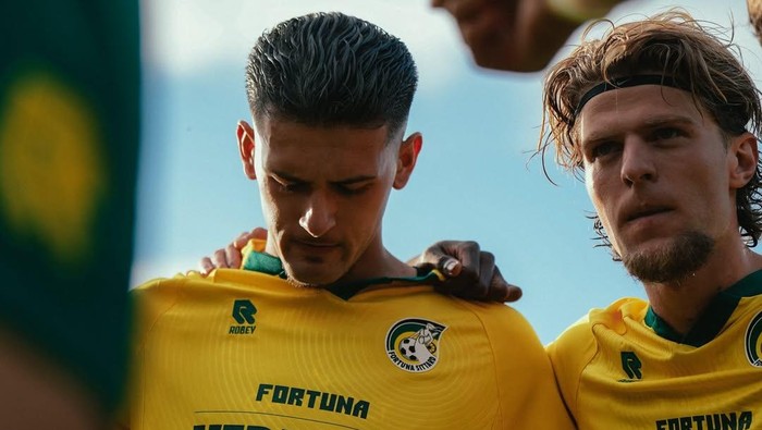 Justin Hubner debut di tim Belanda, Fortuna Sittard. Bek Timnas Indonesia ini dimainkan sebagai starter saat menghadapi Bayer Leverkusen di Fortuna Sittard Stadium, Sabtu 2 Agustus 2025.