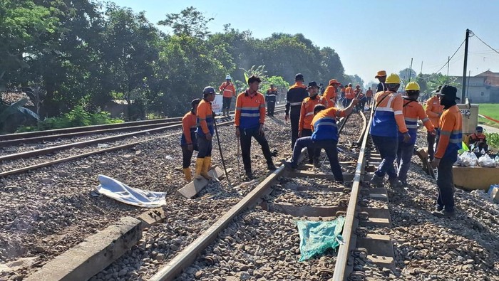 KA Argo Bromo Anggrek yang anjlok telah dievakuasi. KAI sedang memperbaiki jalur. Sebanyak 48 perjalanan KA dibatalkan. (dok KAI Daop 1 Jakarta) KA Argo Bromo Anggrek yang anjlok telah dievakuasi. KAI sedang memperbaiki jalur. Sebanyak 48 perjalanan KA dibatalkan. (dok KAI Daop 1 Jakarta)