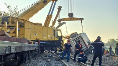 Potret Evakuasi KA Argo Bromo Anggrek yang Anjlok di Subang