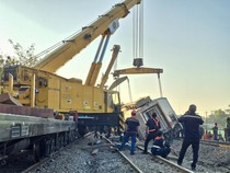 Potret Evakuasi KA Argo Bromo Anggrek yang Anjlok di Subang