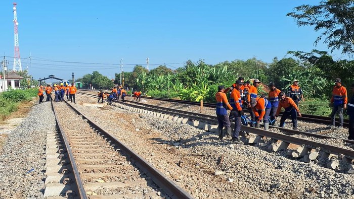 KA Argo Bromo Anggrek yang anjlok telah dievakuasi. KAI sedang memperbaiki jalur. Sebanyak 48 perjalanan KA dibatalkan. (dok KAI Daop 1 Jakarta)