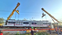 Foto: KA Argo Bromo Anggrek yang anjlok telah dievakuasi. KAI sedang memperbaiki jalur. Sebanyak 48 perjalanan KA dibatalkan. (dok KAI Daop 1 Jakarta)