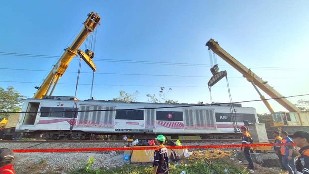 KA Argo Bromo Anggrek nan ambruk telah dievakuasi. KAI sedang memperbaiki jalur. Sebanyak 48 perjalanan KA dibatalkan. (dok KAI Daop 1 Jakarta)