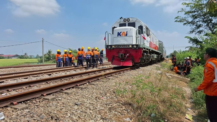 KA Argo Lawu pertama kali melintasi di  di Emplasemen Stasiun Pegadenbaru Usai Insiden Anjloknya KA Bromo Anggrek