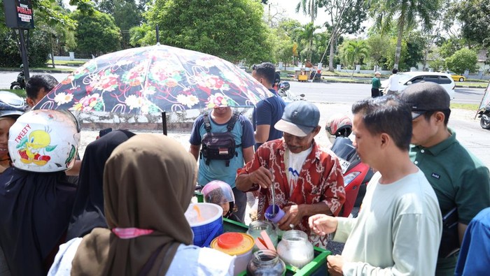 Kapolda dan Gubernur Babel Hidayat Arsani meninjau satu persatu stand bazar yang menjual bahan pokok beras hingga produk makanan lokal.