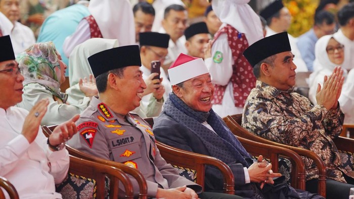Kapolri Jenderal Listyo Sigit Prabowo mneghadiri Haul Al-Marhumin Sesepuh dan Warga Pondok Pesantren (Ponpes) Buntet, Cirebon, Jawa Barat (Jabar), Sabtu (2/8/2025).