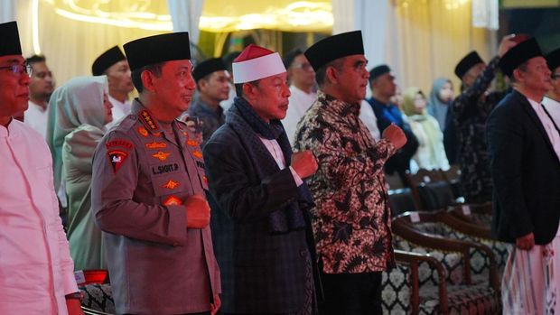Kapolri Jenderal Listyo Sigit Prabowo mneghadiri Haul Al-Marhumin Sesepuh dan Warga Pondok Pesantren (Ponpes) Buntet, Cirebon, Jawa Barat (Jabar), Sabtu (2/8/2025).