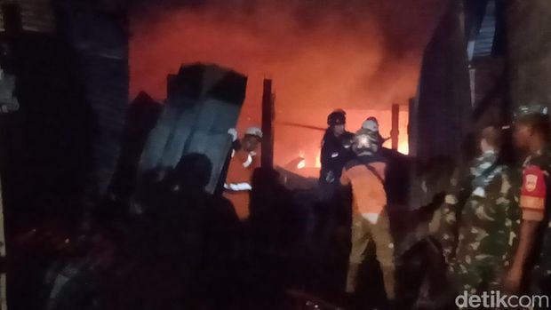 Situasi pemadaman kebakaran yang melanda gudang mebel kerajinan bambu dan kayu di Jambu Kulon, Ceper, Klaten, Sabtu (2/8/2025) malam.
