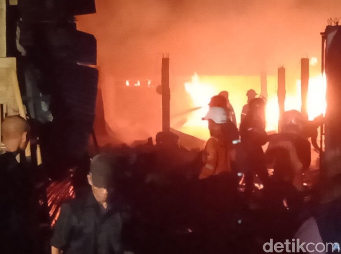 Situasi pemadaman kebakaran yang melanda gudang mebel kerajinan bambu dan kayu di Jambu Kulon, Ceper, Klaten, Sabtu (2/8/2025) malam.