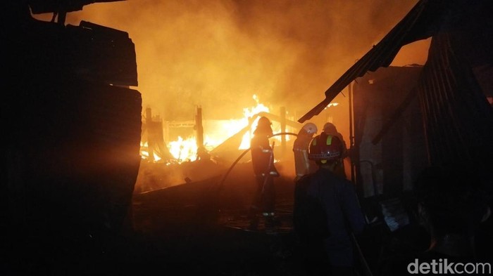 Proses pemadaman gudang kerajinan bambu dan kayu yang terbakar di Jambu Kulon, Ceper, Klaten, Sabtu (2/8/2025) malam.