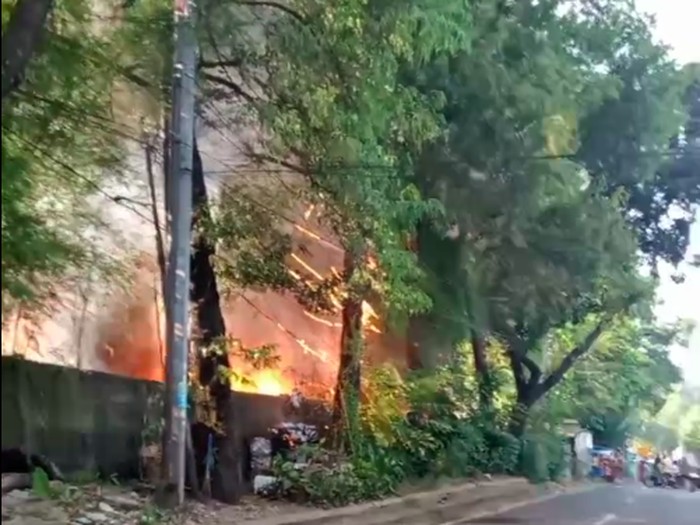 Kebakaran melanda gudang milik Dinas Sumber Daya Air (SDA) Jakarta di Pasar Minggu, Jakarta Selatan. Kebakaran diduga akibat korsleting listrik. (dok Istimewa)